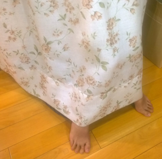 躲在窗簾寫功課