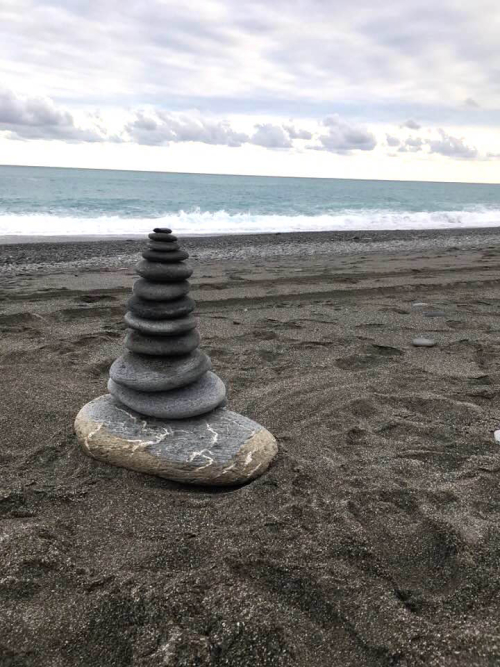 照片海邊的石頭堆